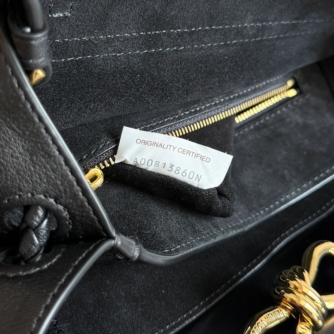 Batch 2060 BottegaVeneta Latest Ciao Ciao Bag Silky cowhide two-way flap handbag with signature twist detail, hidden hook closure, flap can be fastened to the front or attached to the INTRECCIATO woven internal pocket, comes with an adjustable and removable crossbody strap, internal compartment, and also features a zippered pocket. The surprise flap has various shapes. Style 1 - Cover the bag surface, exposing the knot and knot decoration. Style 2 - Place the flap inside the bag. A buckle is also designed. Style 3 - The U-shaped position of the top handle in the hand bag. Style No.: 835835 Size: 26*19*10.5cm